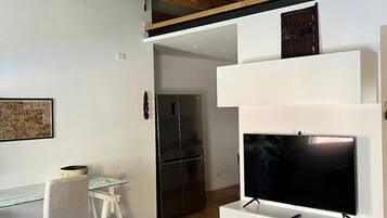 Comfort-Apartment, Kanalblick | Wohnbereich | 50-Zoll-Smart-TV mit Digitalempfang