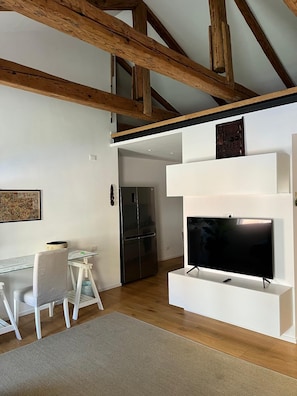Comfort-Apartment, Kanalblick | Wohnbereich | 50-Zoll-Smart-TV mit Digitalempfang