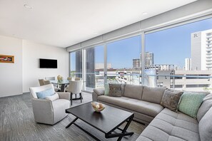 標準公寓, 陽台 | 起居區 | 電視