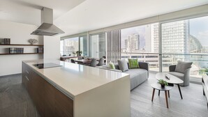 Una sala de estar moderna con un ventanal grande, una isla central y una zona de estar.
