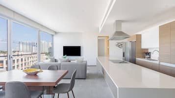 Apartamento superior, sacada, vista para a lagoa | Área de estar | TV