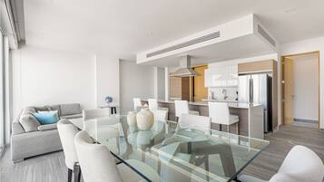 Departamento estándar, balcón | Comedor