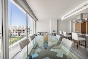 Apartamento standard, sacada | Sala de jantar