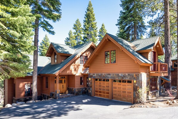Exterior - Hot tub! Ski In/Out! Pool Table/PingPong Fireplaces! Mere feet from the Village! (Truckee)