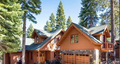 Hot tub! Ski In/Out! Pool Table/PingPong Fireplaces! Mere feet from the Village!