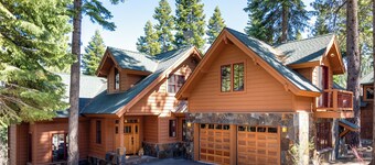 Hot tub! Ski In/Out! Pool Table/PingPong Fireplaces! Mere feet from the Village!