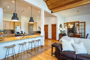 Smart TV, chimenea, monitor de computadora y impresora