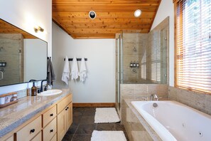 Dusche, Whirlpool, Haartrockner, Handtücher