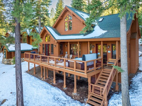 Hot tub! Ski In/Out! Pool Table/PingPong Fireplaces! Mere feet from the Village!