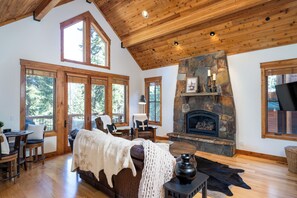 Smart TV, fireplace, computer monitors, printers - Hot tub! Ski In/Out! Pool Table/PingPong Fireplaces! Mere feet from the Village! (Truckee)