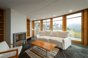 Exclusive-talo, 4 makuuhuonetta, patio, järvinäköala | Oleskelualue | Työhuone