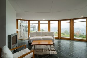 Exclusive-talo, 4 makuuhuonetta, patio, järvinäköala | Oleskelualue | Työhuone