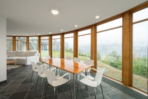 Exclusive House, 4 Bedrooms, Patio, Lake View | In-room dining
