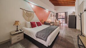 A modern bedroom with a bed, bedside table, and a hanging macrame wall decoration. - Comfortable loft Tranvia 40 center (Medellín)