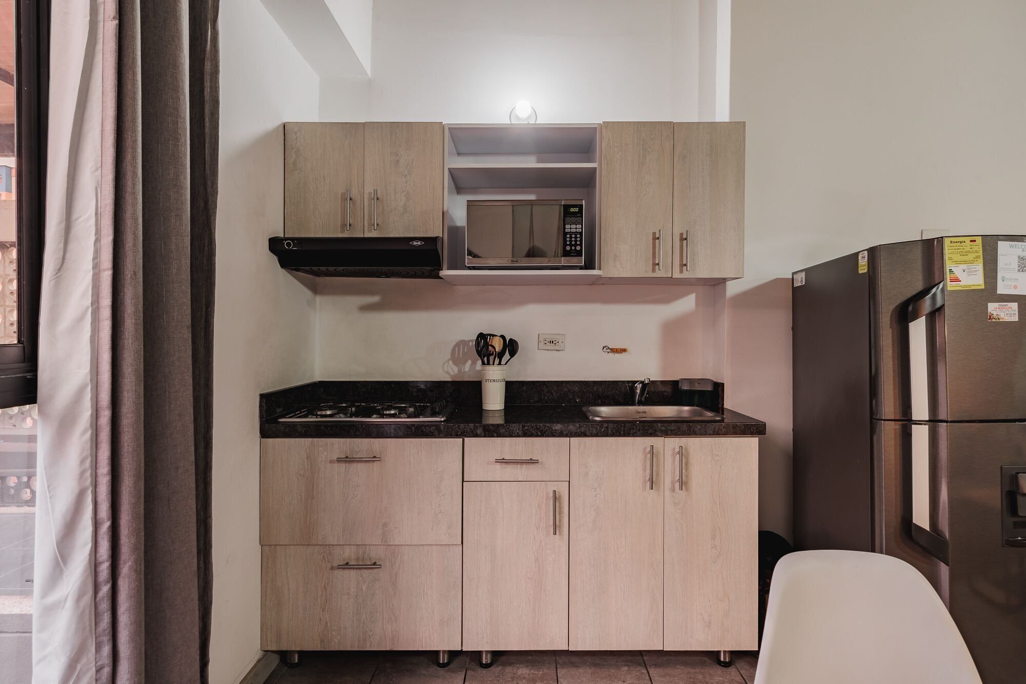 Refrigerador, microondas, cafetera y tetera y utensilios de cocina 