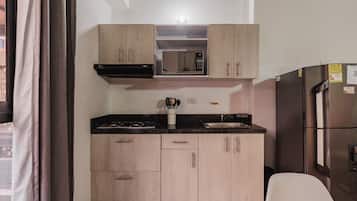 Refrigerador, microondas, cafetera y tetera y utensilios de cocina