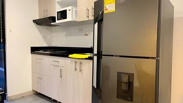 Kühlschrank, Mikrowelle, Wasserkocher mit Kaffee-/Teezubehör