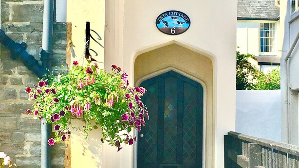 A building with a sign reading "Zeta Cottage 6" above a dark arched door. - Zeta Cottage - Ryde, Isle of Wight (Ryde)
