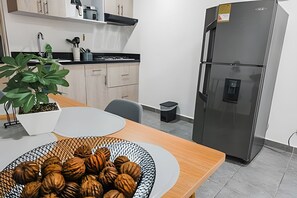 Kjøleskap, mikrobølgeovn, kaffetrakter/tekoker og kjøkkenutstyr