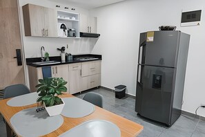 Kjøleskap, mikrobølgeovn, kaffetrakter/tekoker og kjøkkenutstyr