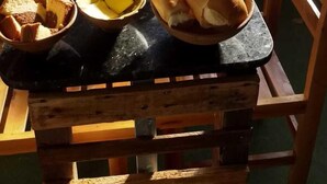 Desayuno con opciones de la cocina local incluido todos los días 