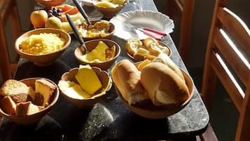 فطور من الأطباق المحلية مجانًا يوميًا