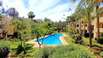 Una piscina al aire libre