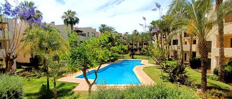 Una piscina al aire libre