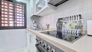 Een koelkast, een magnetron, een oven, een vaatwasser