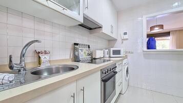 Frigorífico, microondas, horno y lavavajillas