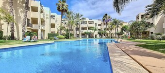 Apartment with pool views, parking and Wi-Fi