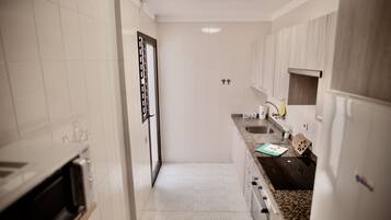 Microondas, cafetera o tetera y utensilios de cocina