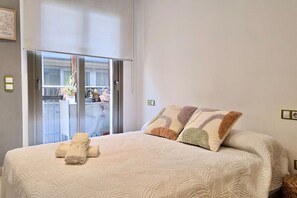 2 bedrooms, travel cot, free WiFi, bed sheets - Penthouse 100m from Sea with Terrace, Near BCN (Mataró)
