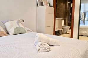 2 bedrooms, travel cot, free WiFi, bed sheets