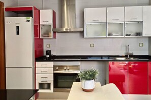 Fridge, oven, stovetop, coffee/tea maker