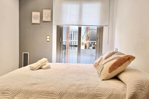 2 室のベッドルーム、旅行用ベビーベッド、WiFi (無料)、ベッドシーツ