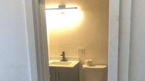 Toalhas de banho, shampoo, papel higiênico 