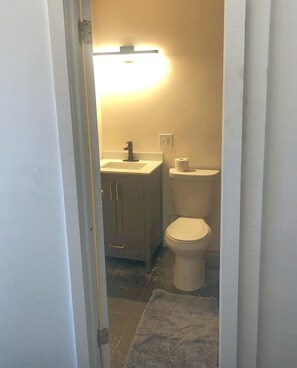 Serviettes fournies, shampoing, papier toilette