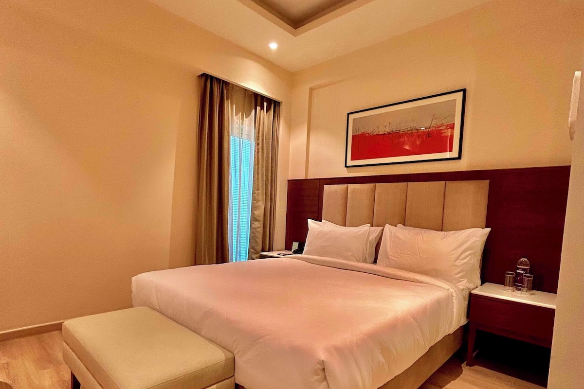 Standard Room, 1 Queen Bed, Non Smoking | In-room safe, soundproofing, iron/ironing board