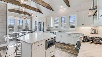 House (5 Bedrooms) | Interior