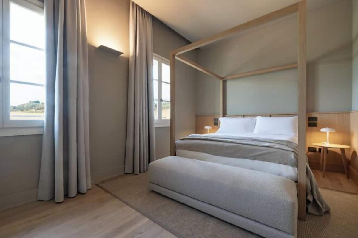 Premium bedding, down comforters, minibar, in-room safe
