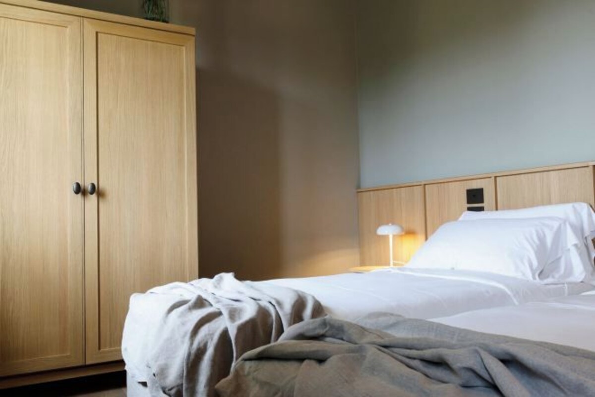 Sengetøy av topp kvalitet, dundyner, minibar og safe på rommet