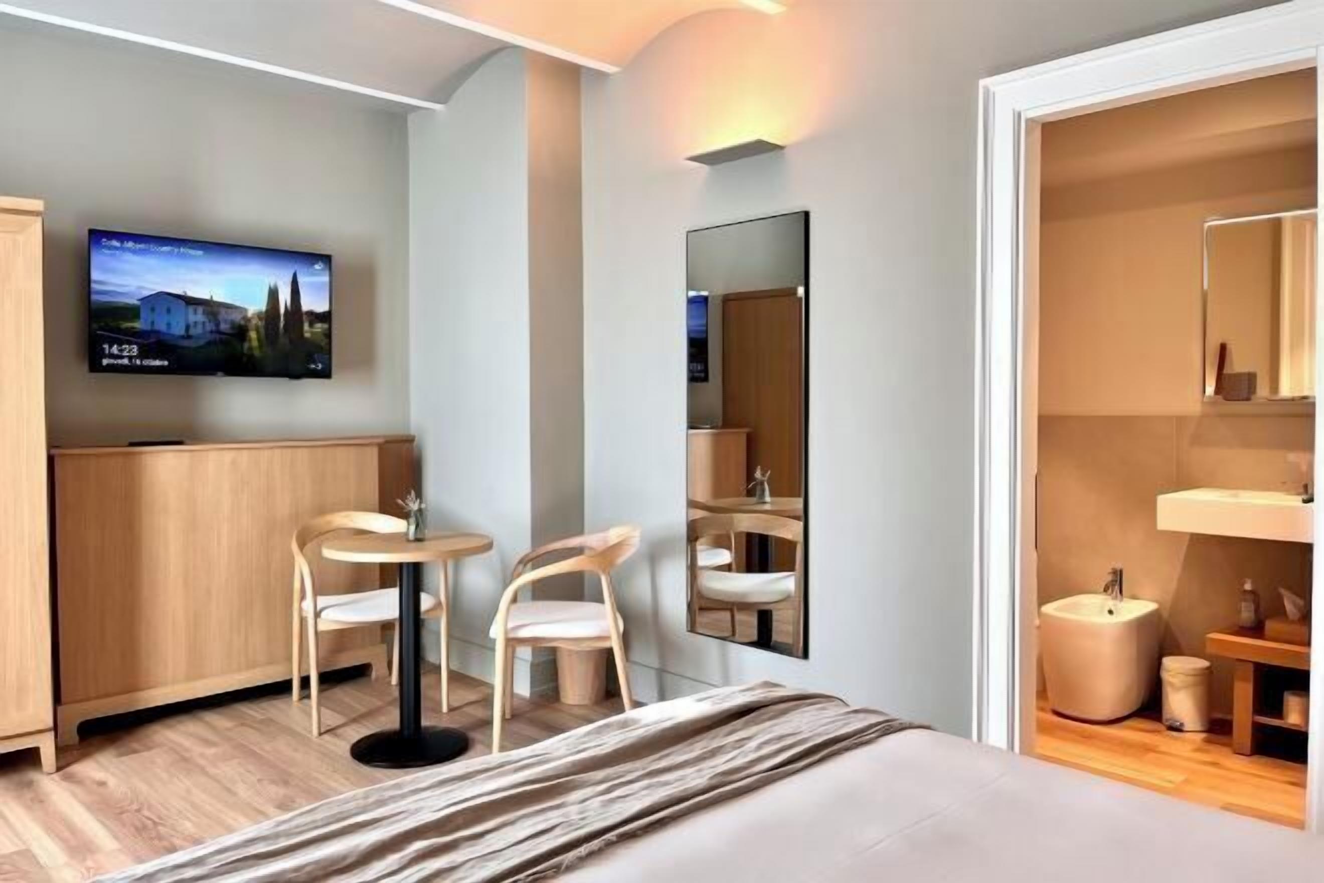 Premium bedding, down comforters, minibar, in-room safe