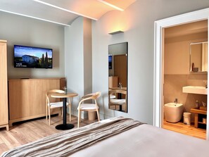Habitación básica | Ropa de cama de alta calidad, edredón y minibar 