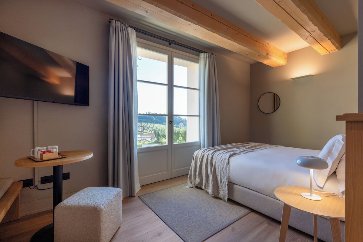 Basic Room, Hill View