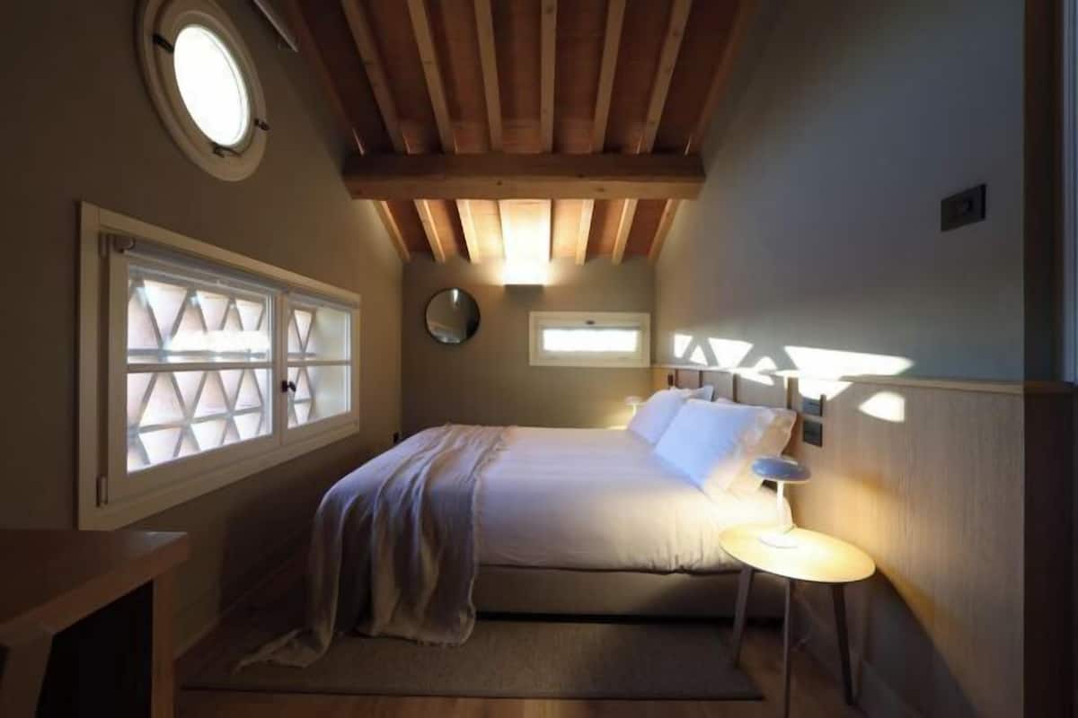 1 bedroom, premium bedding, down duvets, minibar