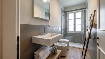 Standard Room, Garden View | Bathroom | Shower, rainfall showerhead, designer toiletries, hair dryer