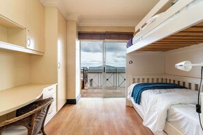 8 habitaciones, escritorio, tabla de planchar con plancha y wifi