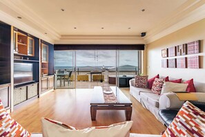 TV, fireplace, offices - Beachside Manor - Sleeps 16, 2 mins from beach (Cape Town)