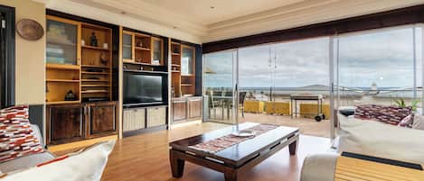 Televisie, een open haard en een kantoor